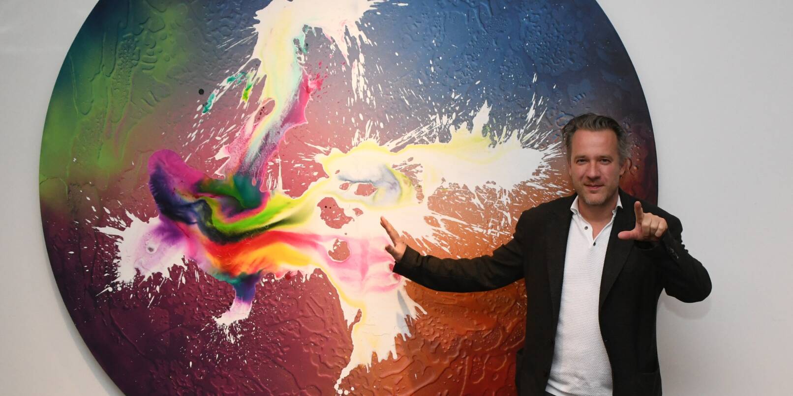 Farbe lässt Christian Awe in seinem runden Gemälde „inspire“ zu Galaxien verlaufen. Vor Energie sprühte der international bekannte Künstler auch bei der Vernissage in der Weinheimer Volksbank.