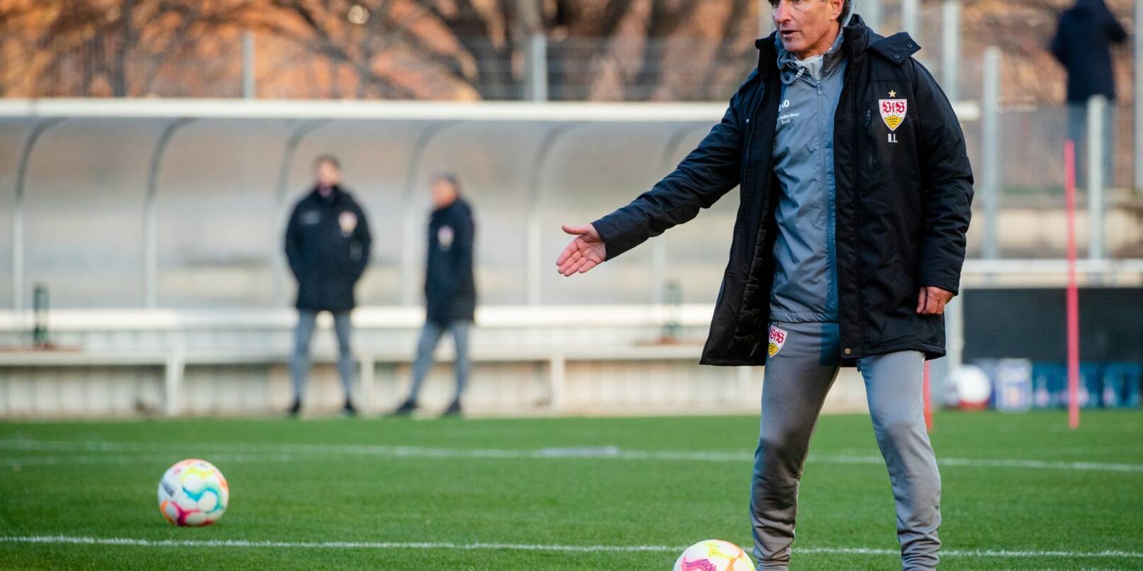 Stuttgarts damaliger neuer Trainer Bruno Labbadia auf dem Trainingsplatz.