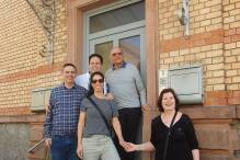 Familie Blumenthal besucht altes Wohnhaus der Vorfahren in Weinheim 