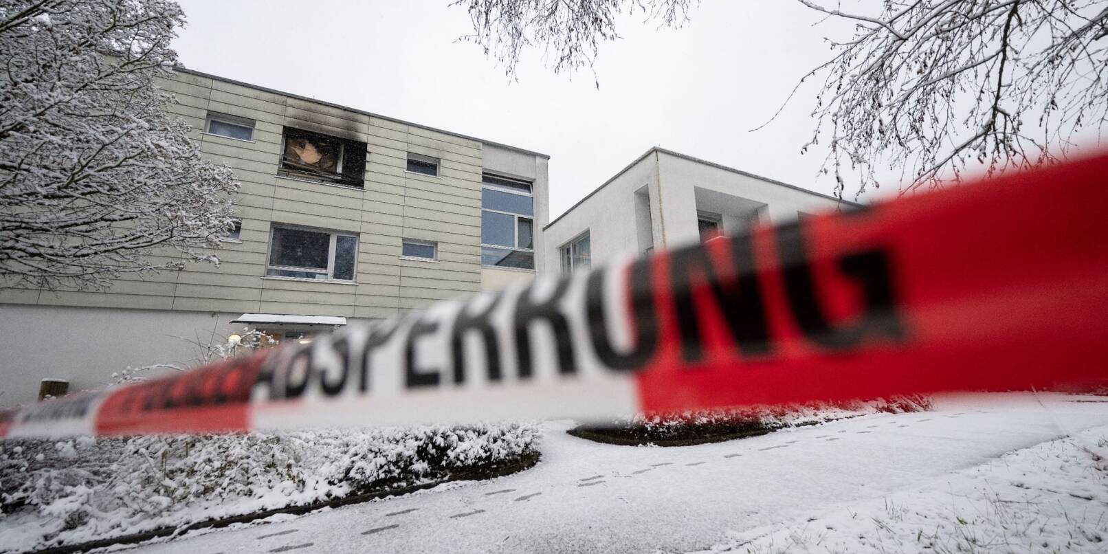 Polizeiabsperrband ist nach einem Brand in einer Pflegeeinrichtung in Reutlingen im Januar dieses Jahres um Teile des Gebäudes angebracht.