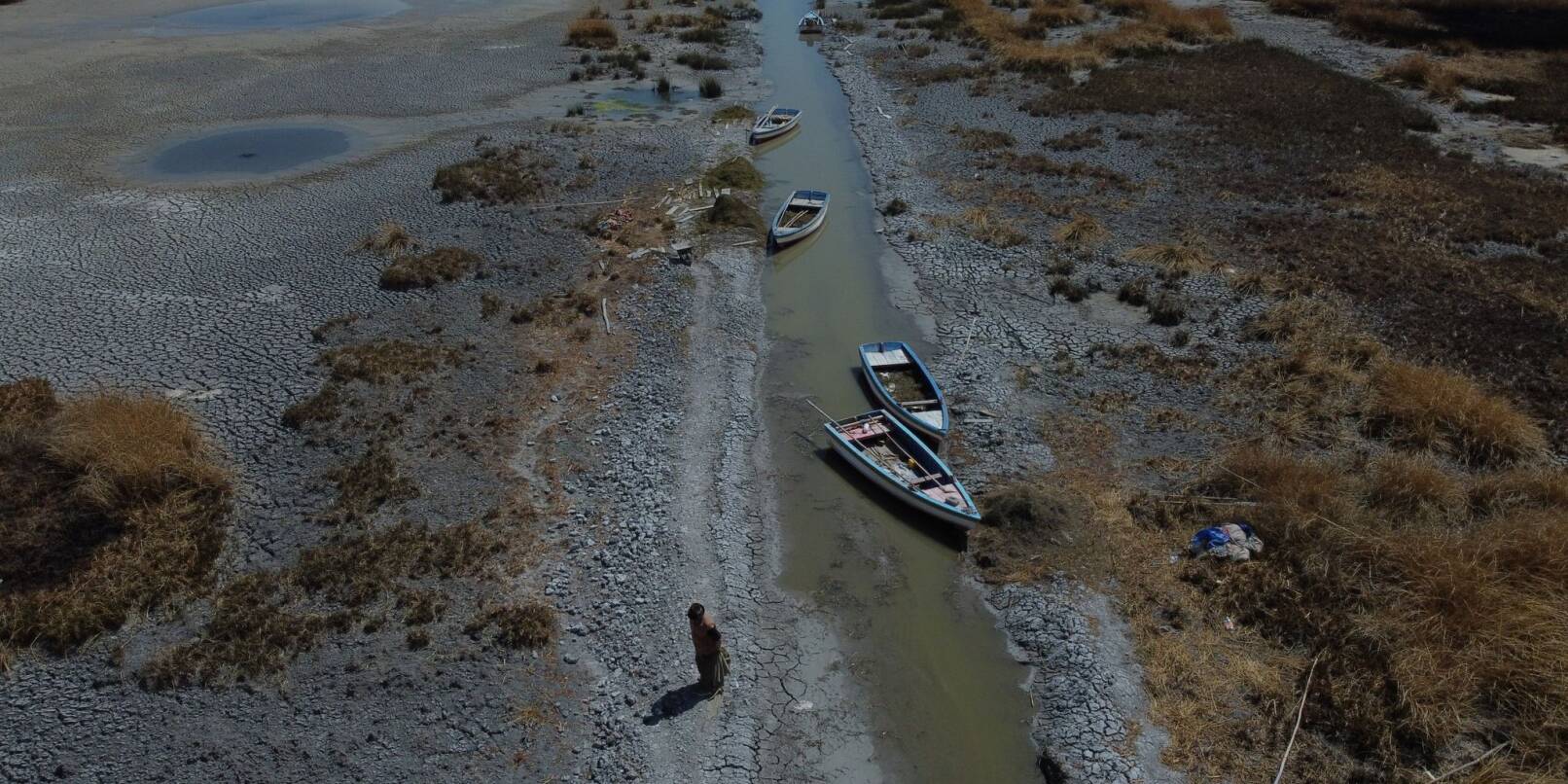 Boote an einem fast ausgetrockneten Ufer des Titicacasees nahe der Ortschaft Huarina in Bolivien.