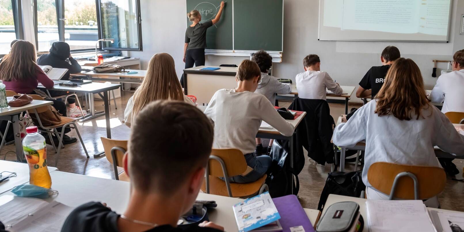 Im Max-Planck-Gymnasium Karlsruhe findet eine Unterrichtsstunde einer zehnten Klasse statt.