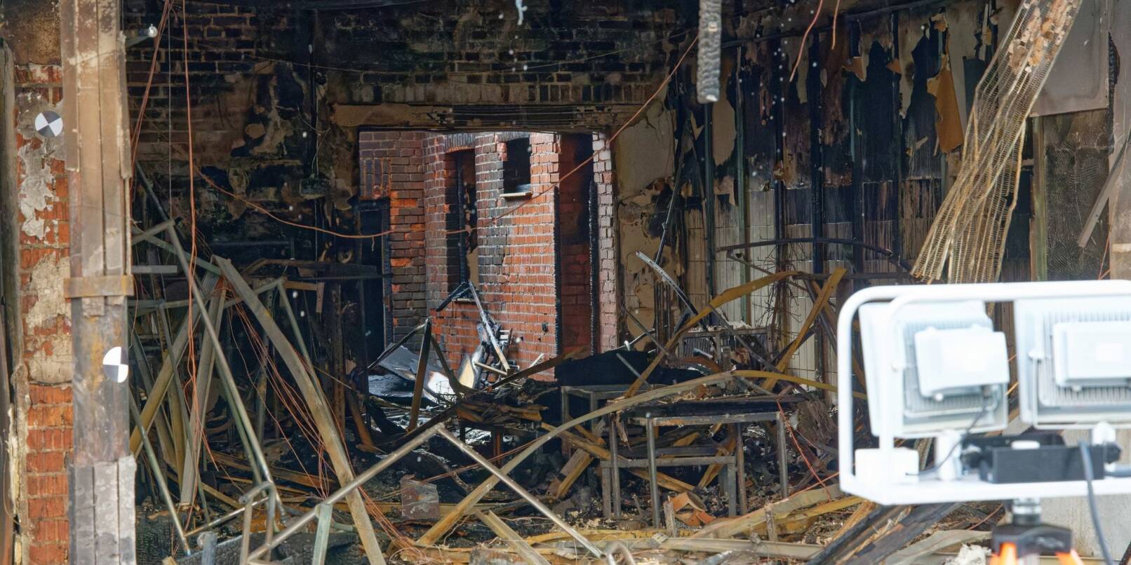 Blick in ein Wohnhaus: In der Innenstadt von Eschweiler sah es vergangene Woche so aus, als sei eine Bombe eingeschlagen.