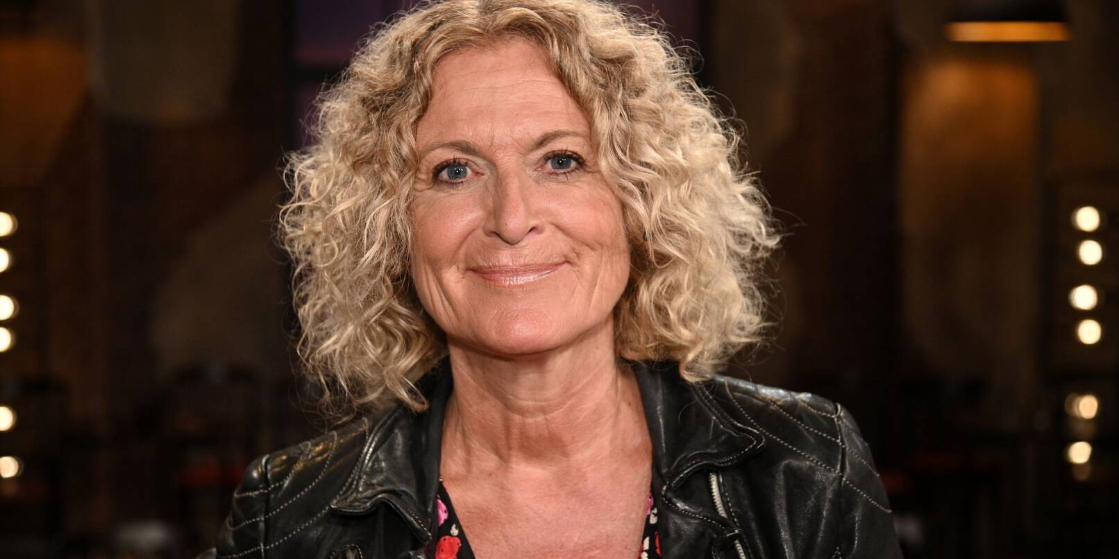 Die Autorin Susanne Fröhlich steht nach der Aufzeichnung der WDR Talkshow «Kölner Treff» im Studio (2019). Die Autorin Susanne Fröhlich steht nach der Aufzeichnung der WDR Talkshow «Kölner Treff» im Studio (2019).