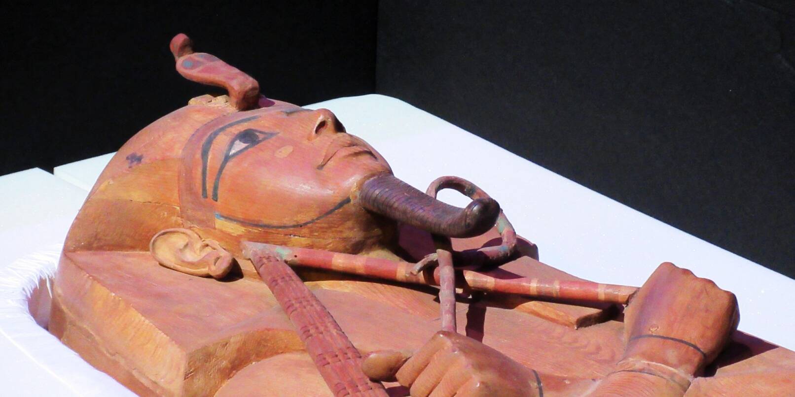 Der Sarkophag von Ramses II. in einer Transportkiste.
