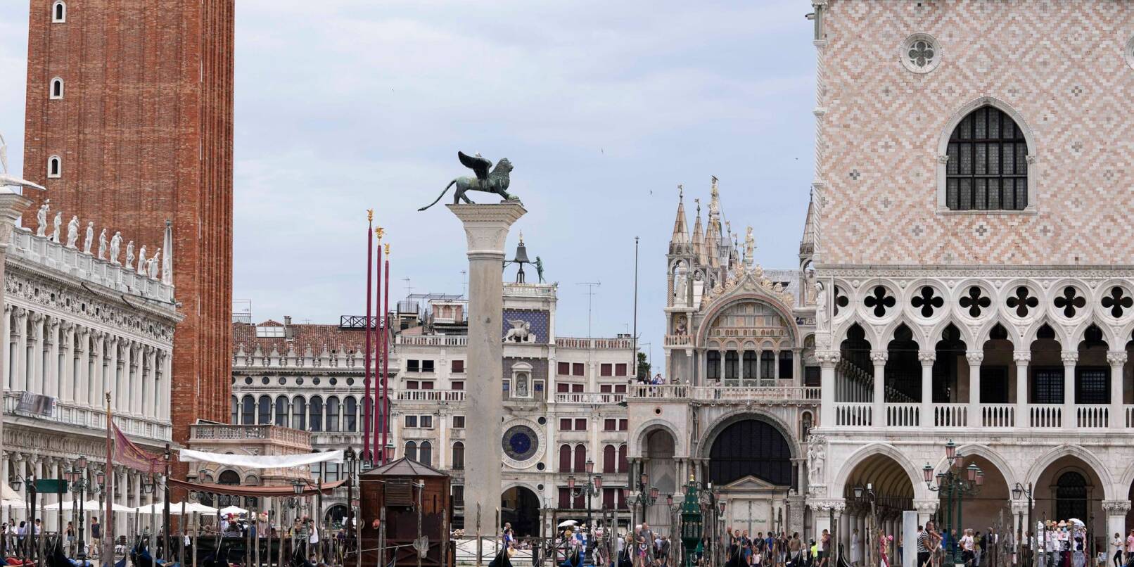 Blick vom Wasser auf den Markusplatz: In Venedig ist es erneut zu einem Busunglück gekommen. (Symbolbild)