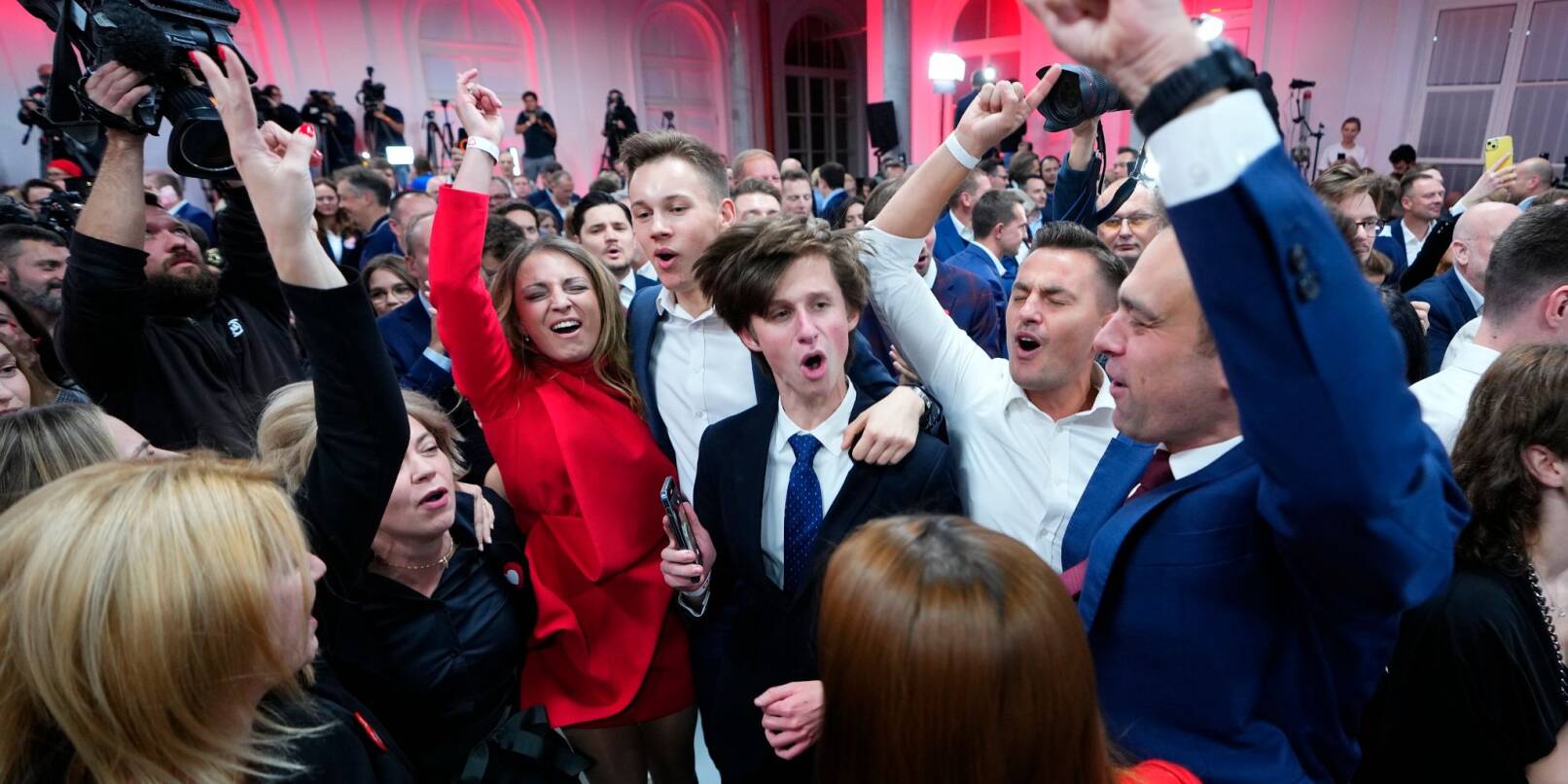 Anhänger des ehemaligen polnischen Ministerpräsidenten und Oppositionsführers Donald Tusk feiern in der Parteizentrale der liberalkonservativen Bürgerkoalition (KO) in Warschau.