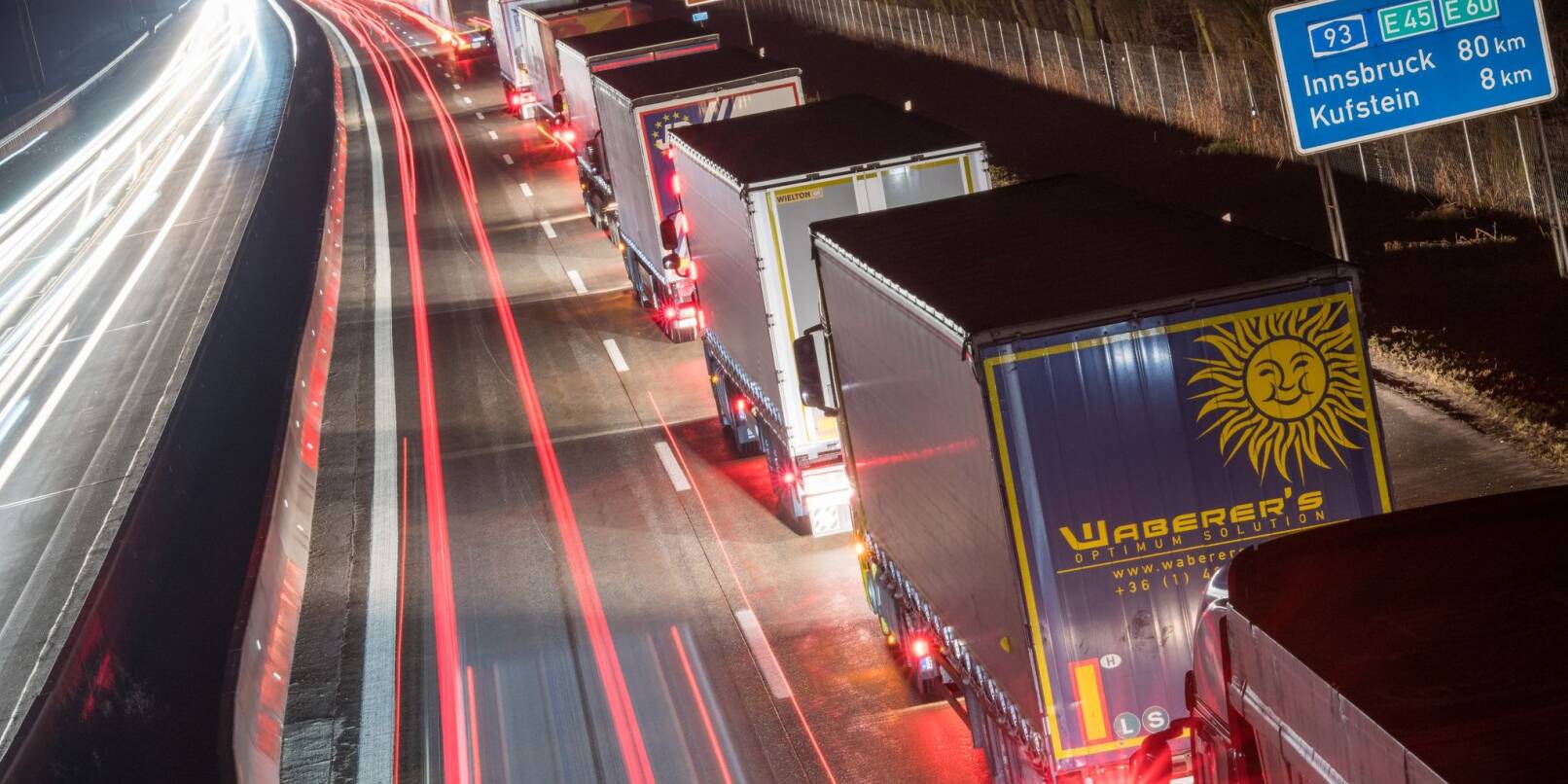 Lastwagen stehen auf der Autobahn A93 vor der bayerisch-österrreichischen Grenze in Fahrtrichtung Österreich im Stau. Im Dauerstreit über die chronisch überlastete Brennerroute zieht Italien jetzt gegen das Nachbarland Österreich vor den Europäischen Gerichtshof (EuGH). Lastwagen stehen auf der Autobahn A93 vor der bayerisch-österrreichischen Grenze in Fahrtrichtung Österreich im Stau. Im Dauerstreit über die chronisch überlastete Brennerroute zieht Italien jetzt gegen das Nachbarland Österreich vor den Europäischen Gerichtshof (EuGH).
