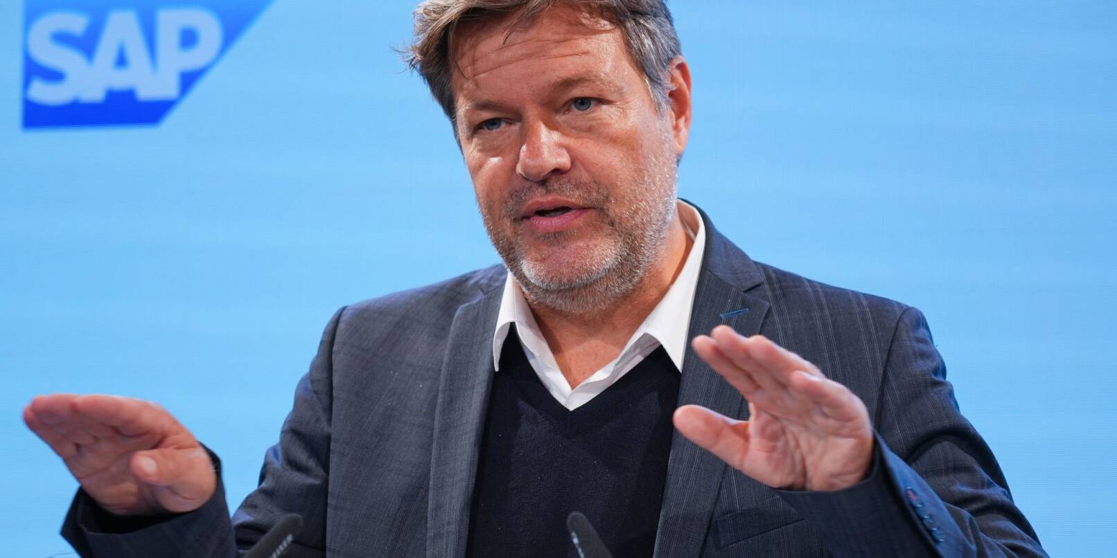 Bundeswirtschaftsminister Robert Habeck spricht zur Eröffnung des neuen Berliner Standorts des Softwareunternehmens SAP. Bundeswirtschaftsminister Robert Habeck spricht zur Eröffnung des neuen Berliner Standorts des Softwareunternehmens SAP.