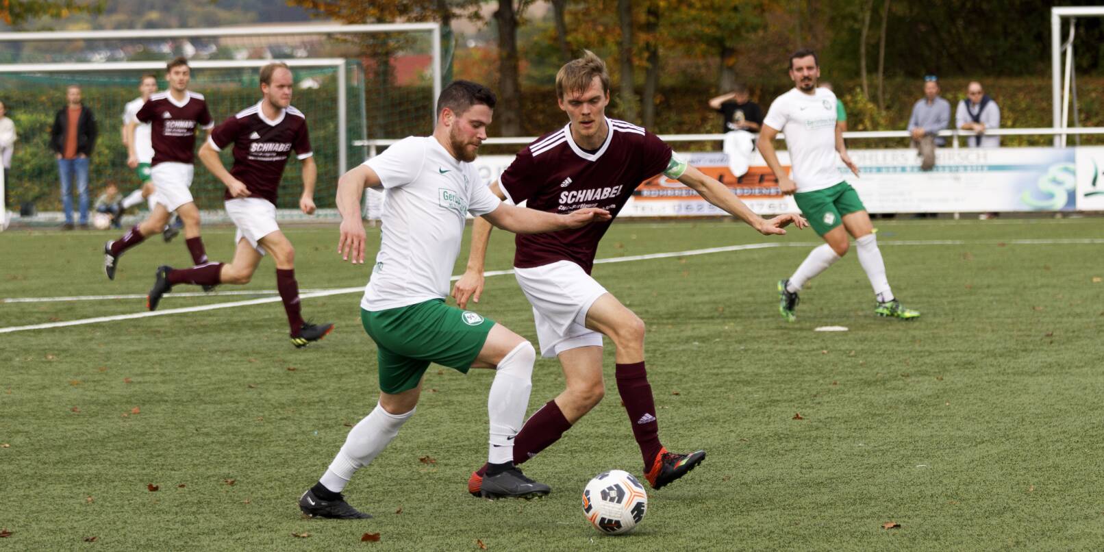 Julian Schneider (rechts) attackiert den Fürther Frank Hirschhausen: Der 27-Jährige ist als Abwehrchef einer der Leistungsträger beim Fußball-Kreisoberligisten KSG Mitlechtern. Julian Schneider (rechts) attackiert den Fürther Frank Hirschhausen: Der 27-Jährige ist als Abwehrchef einer der Leistungsträger beim Fußball-Kreisoberligisten KSG Mitlechtern.