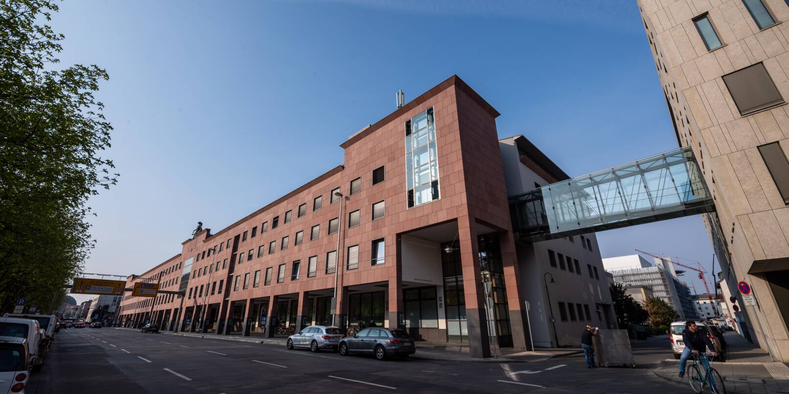 Seit gestern muss sich ein 25-jähriger Mann wegen des Verdachts des Kindesmissbrauchs vor dem Landgericht in Darmstadt verantworten. Der Prozess wird am kommenden Montag fortgesetzt. Seit gestern muss sich ein 25-jähriger Mann wegen des Verdachts des Kindesmissbrauchs vor dem Landgericht in Darmstadt verantworten. Der Prozess wird am kommenden Montag fortgesetzt.