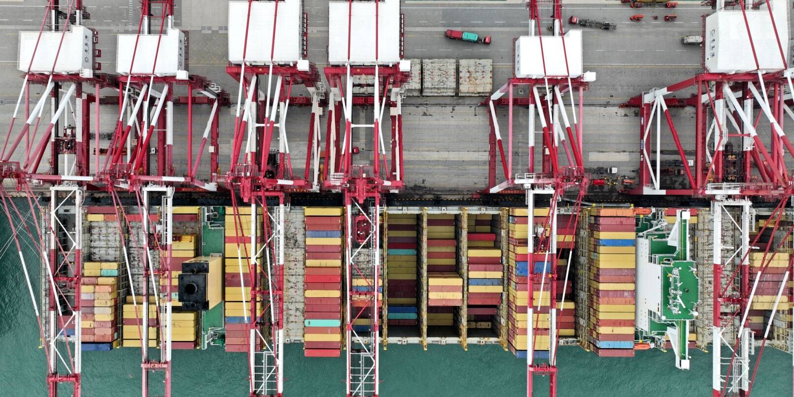 Blick von oben auf ein Containerschiff im Hafen von Qingdao in der ostchinesischen Provinz Shandong.