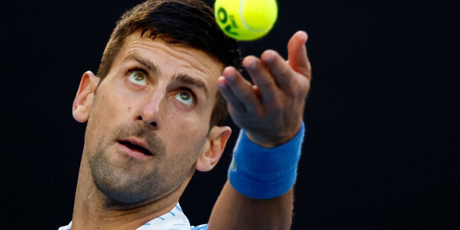 Ball ist nicht gleich Ball: Novak Djokovic schlägt auf.