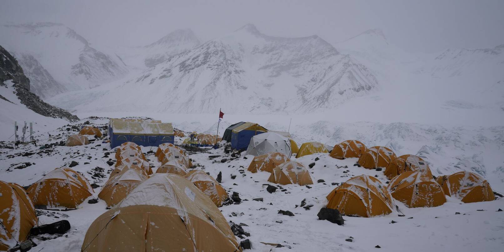 Eingeschneite Zelte stehen am vorgeschobenen Basislager in 6500 Metern Höhe am Mount Everest, der auf tibetisch «Qomolangma» heißt.