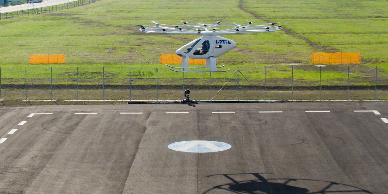 Ein Volocopter hebt am Flughafen Fiumicino ab.