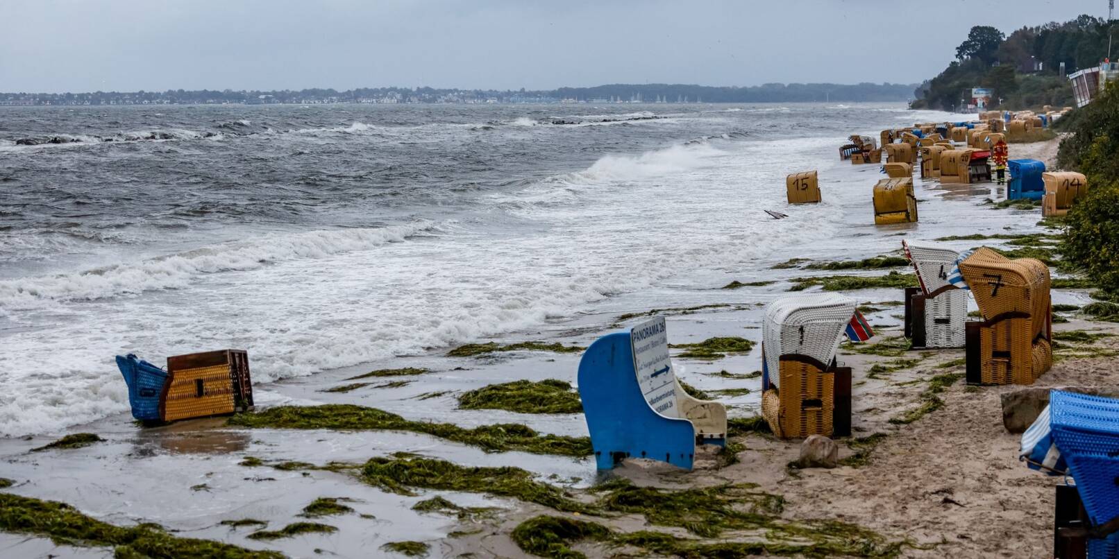 An der Ostseeküste in der Kieler und Lübecker Bucht wird schwere Sturmflut erwartet. Für einige dieser Strankörbe kommt jede Hilfe zu spät.