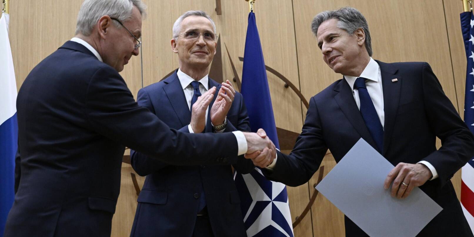 Nato-Generalsekretär Jens Stoltenberg, Finnlands Außenminister Pekka Haavisto und US-Außenminister Antony Blinken beim Überreichen der Beitrittsurkunde an Finnland.