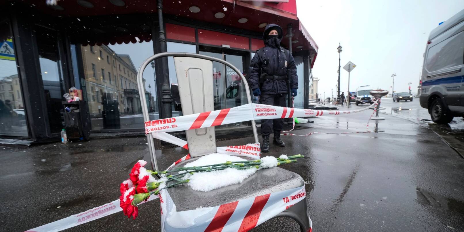 Blumen liegen auf einem Stuhl nahe des Explosionsortes, dem Café «Street Bar» in St. Petersburg.