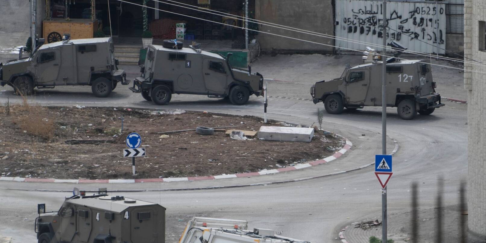 Fahrzeuge des israelischen Militärs in Nur Shams. Hier haben israelische Soldaten eine Razzia durchgeführt.