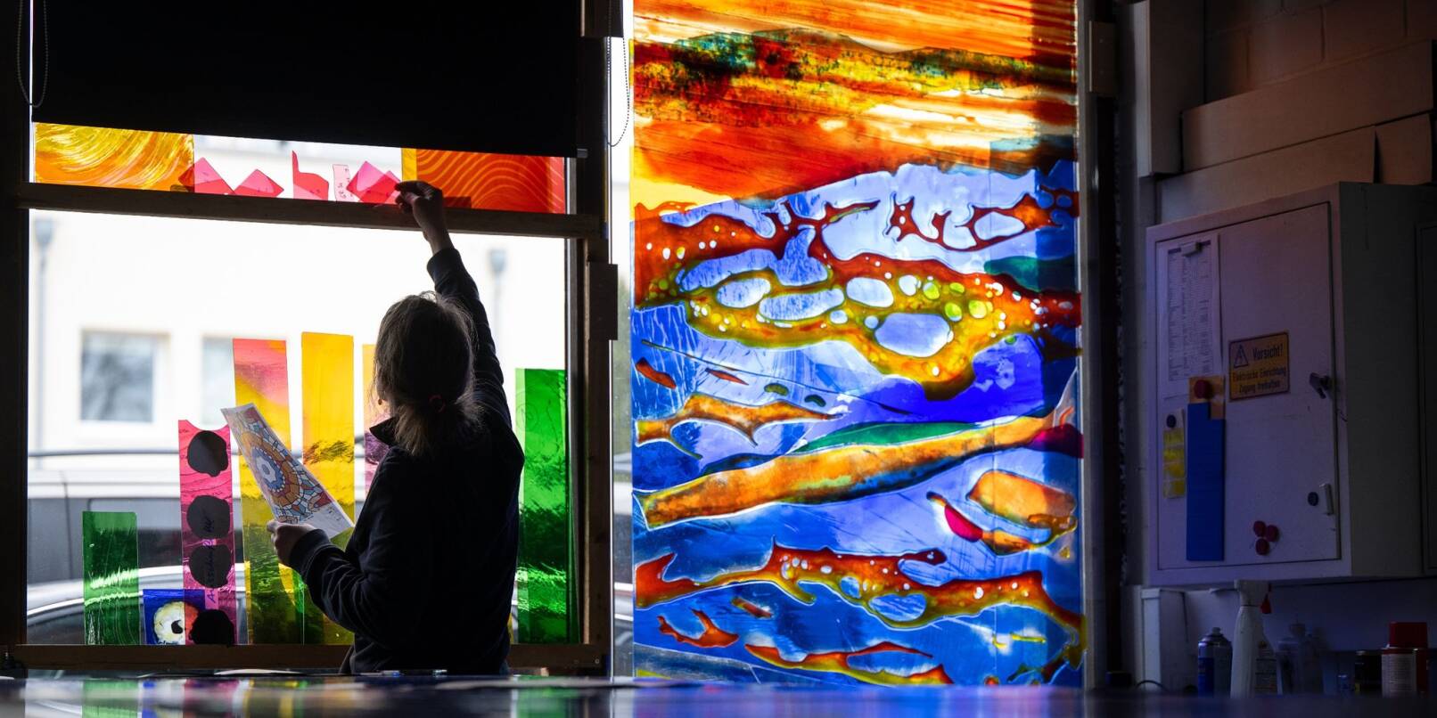 Eine Mitarbeiterin arbeitet in den Räumen des Glaskunst-Unternehmens «Derix Glasstudios».