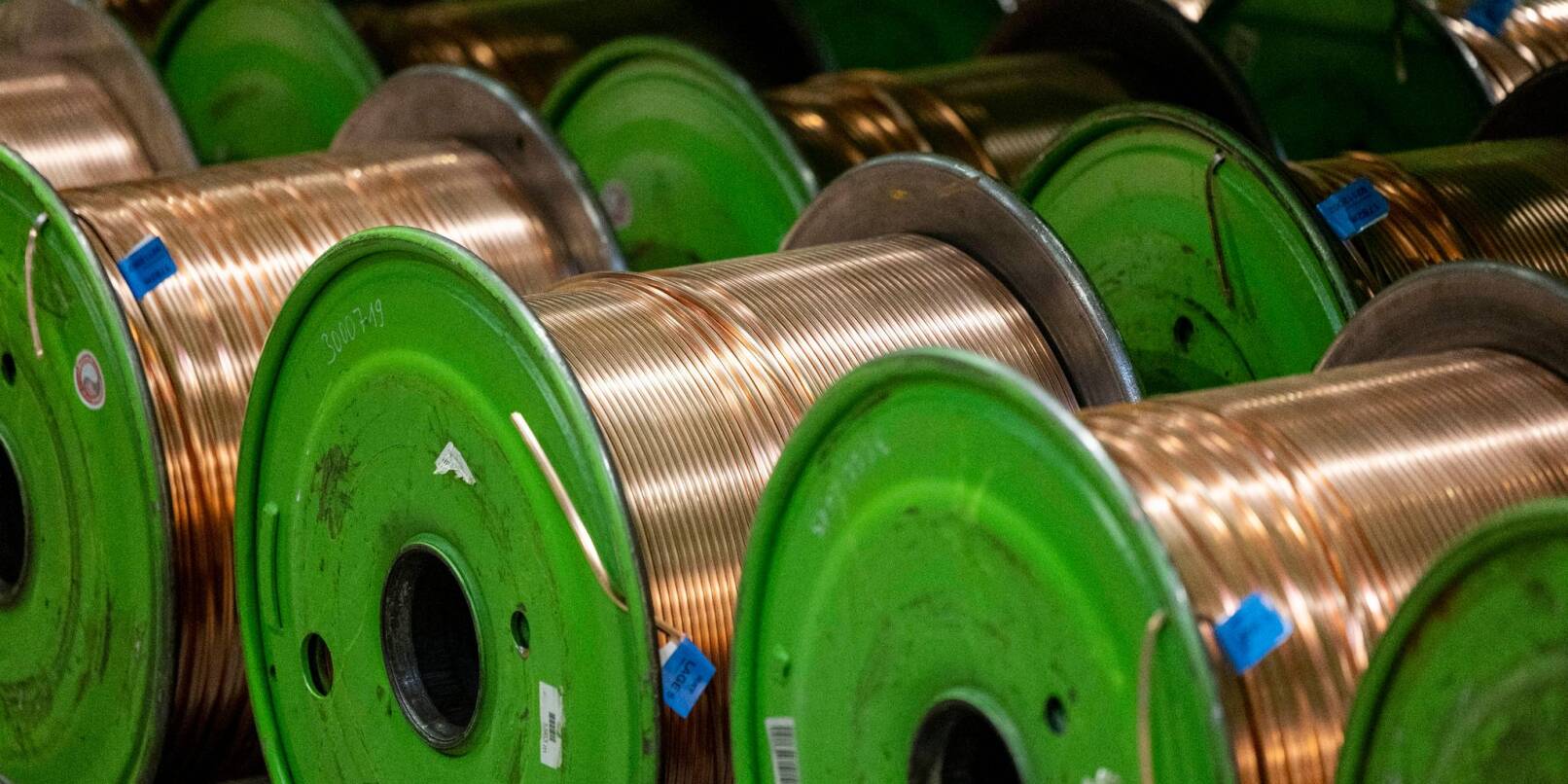 Kabeltrommeln mit aufgespultem Kupferkabel. In Deutschland sind die Preise auf Herstellerebene deutlich gesunken.
