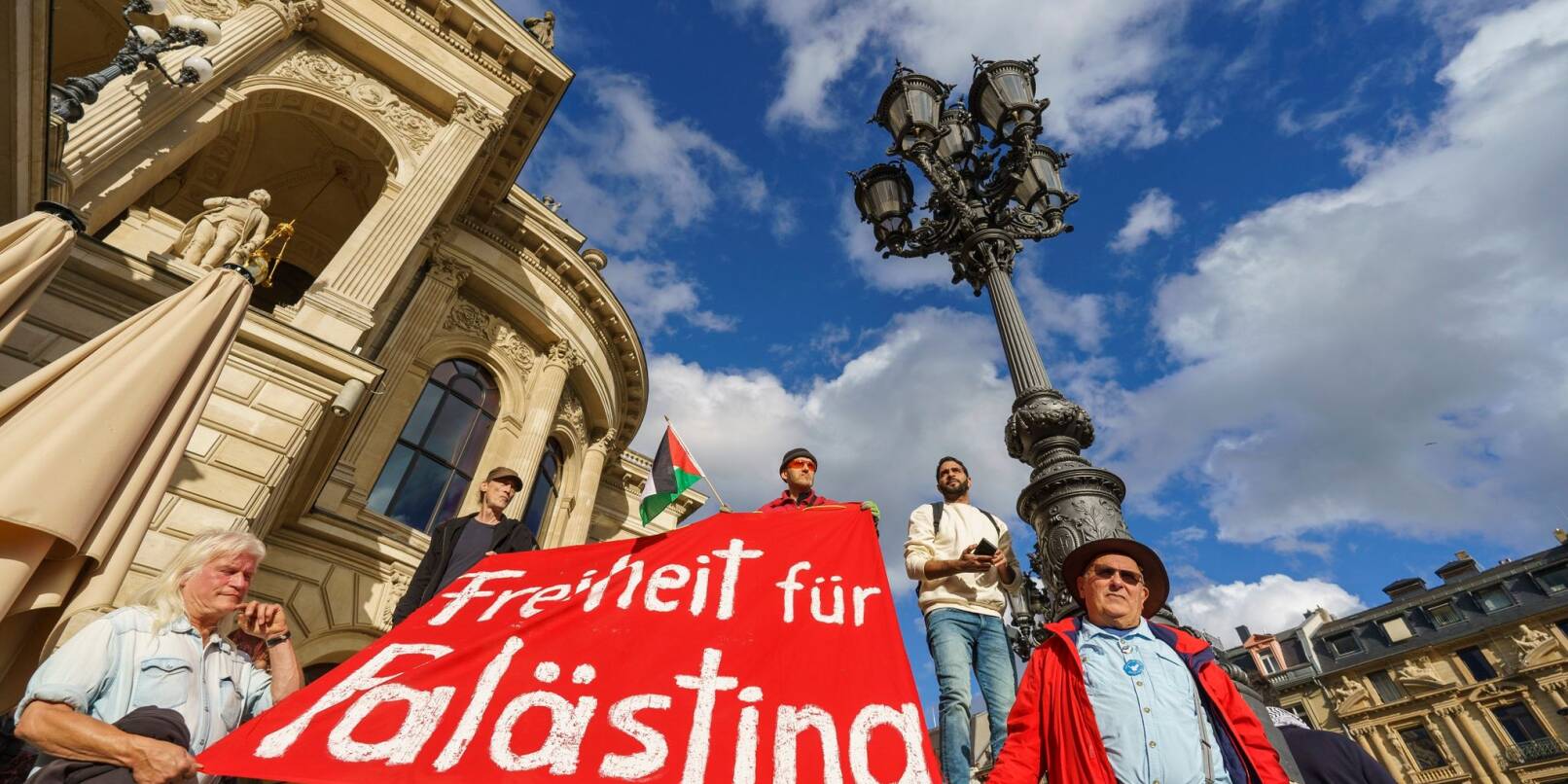 Kundgebungsteilnehmer fordern Freiheit für Palästina. Auf dem Opernplatz findet eine Pro-Palästinensische Kundgebung unter dem Motto «Frieden und Gerechtigkeit im Nahen Osten» statt.