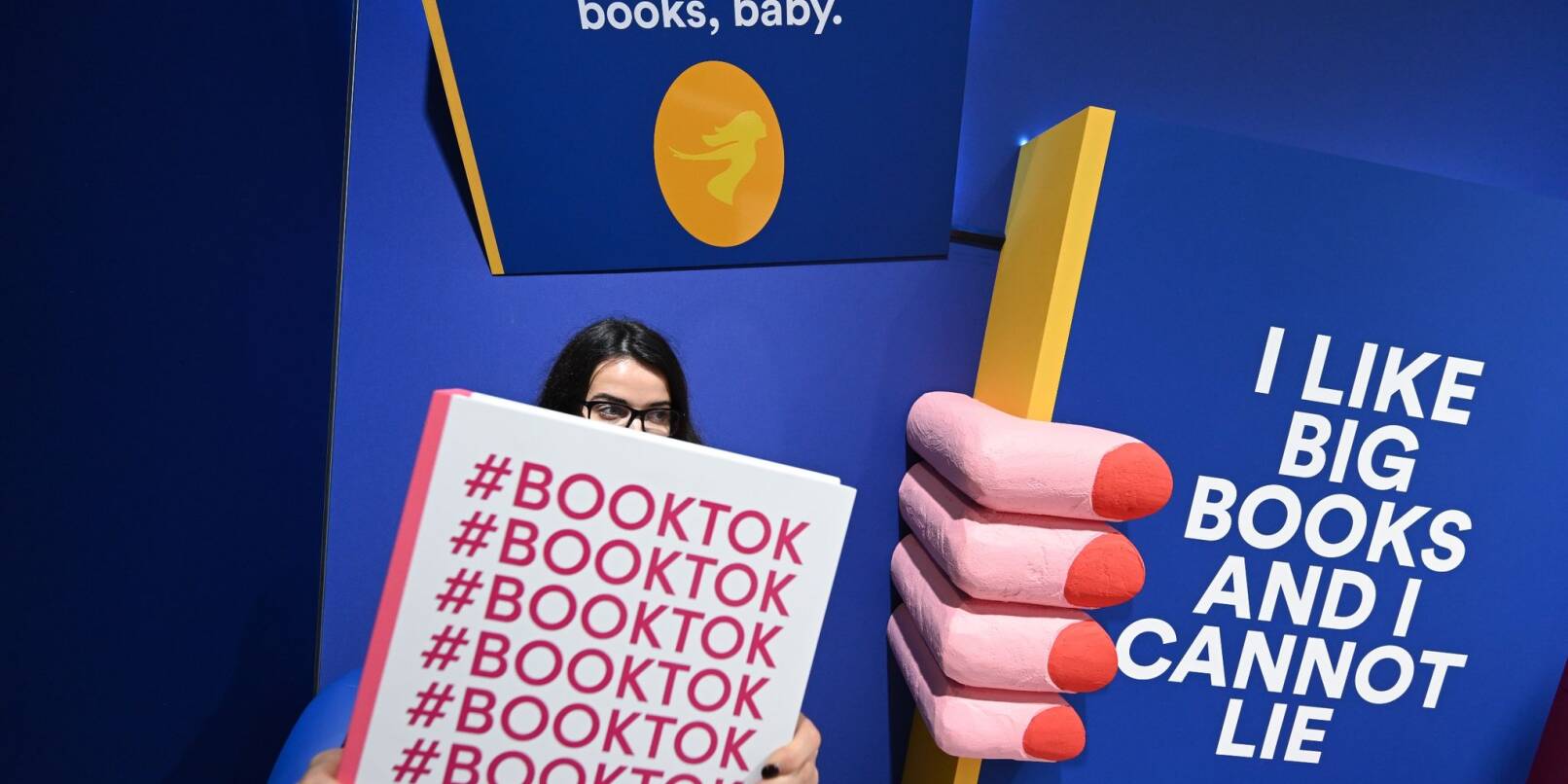Das Thema Booktok wird auf der Frankfurter Buchmesse am Stand von Thalia in einem bunten Besucherraum visualisiert.