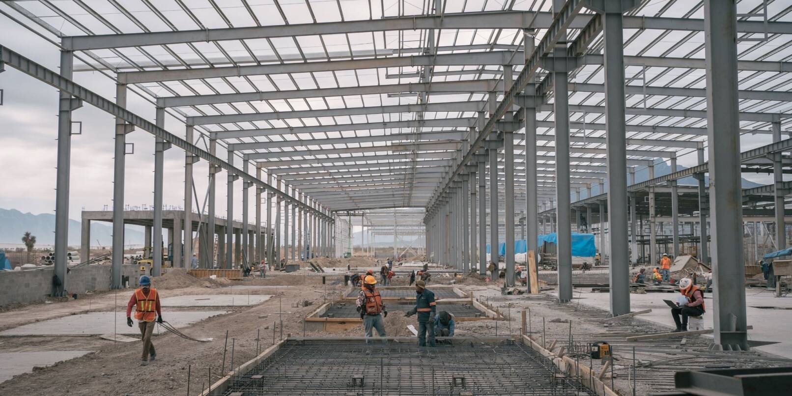 Mexikanische Arbeiter bauen am neuen Lager der Lizhong Wheel Group auf dem Industriegelände Interpuerto Monterrey. Mexiko wird für Unternehmen aus dem Ausland attraktiv: Mit der Reform des Nordamerika-Freihandelsabkommens wurden die sogenannten Ursprungsregeln verändert.