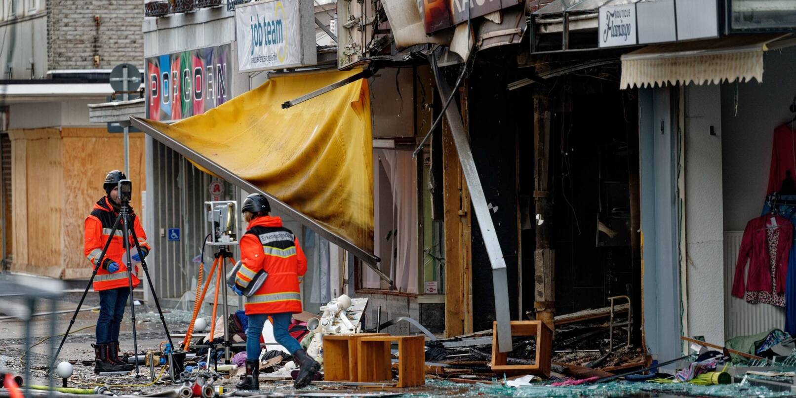 Nach der Explosion eines Hauses in der Innenstadt von Eschweiler sind Rettungskräfte im Einsatz.