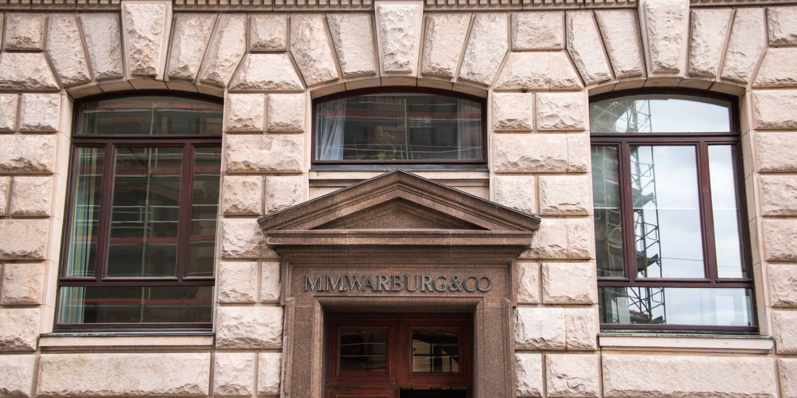 Der Eingang der Warburg-Bank in Hamburg.
