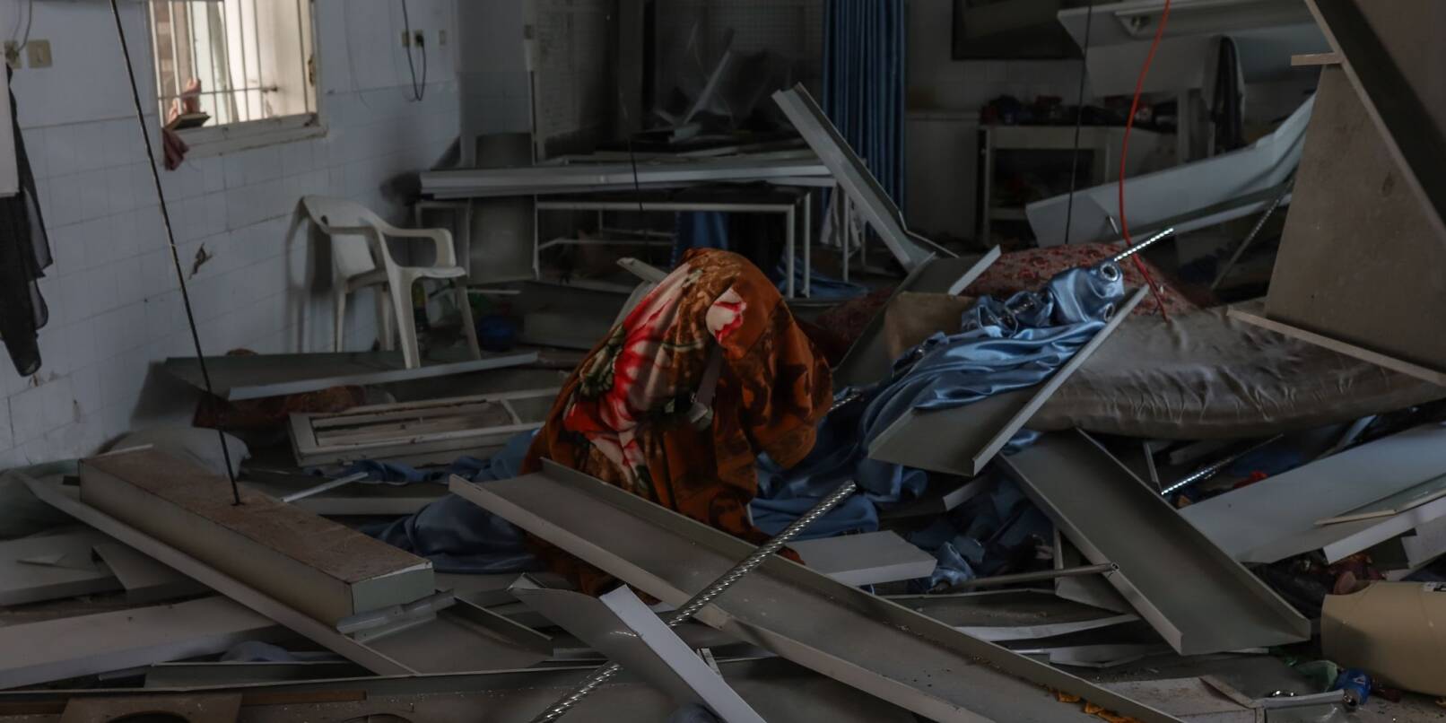 Zerstörungen, die durch den Angriff auf das Ahli-Arab-Krankenhaus in Gaza verursacht wurden. Bei dem Angriff wurden Dutzende von Zivilisten getötet.