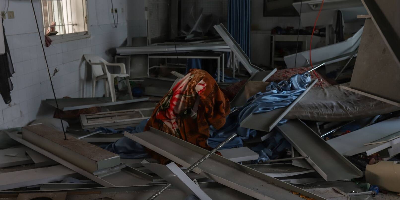 Zerstörungen, die durch den Angriff auf das Ahli-Arab-Krankenhaus in Gaza verursacht wurden. Bei dem Angriff wurden Dutzende von Zivilisten getötet. Zerstörungen, die durch den Angriff auf das Ahli-Arab-Krankenhaus in Gaza verursacht wurden. Bei dem Angriff wurden Dutzende von Zivilisten getötet.