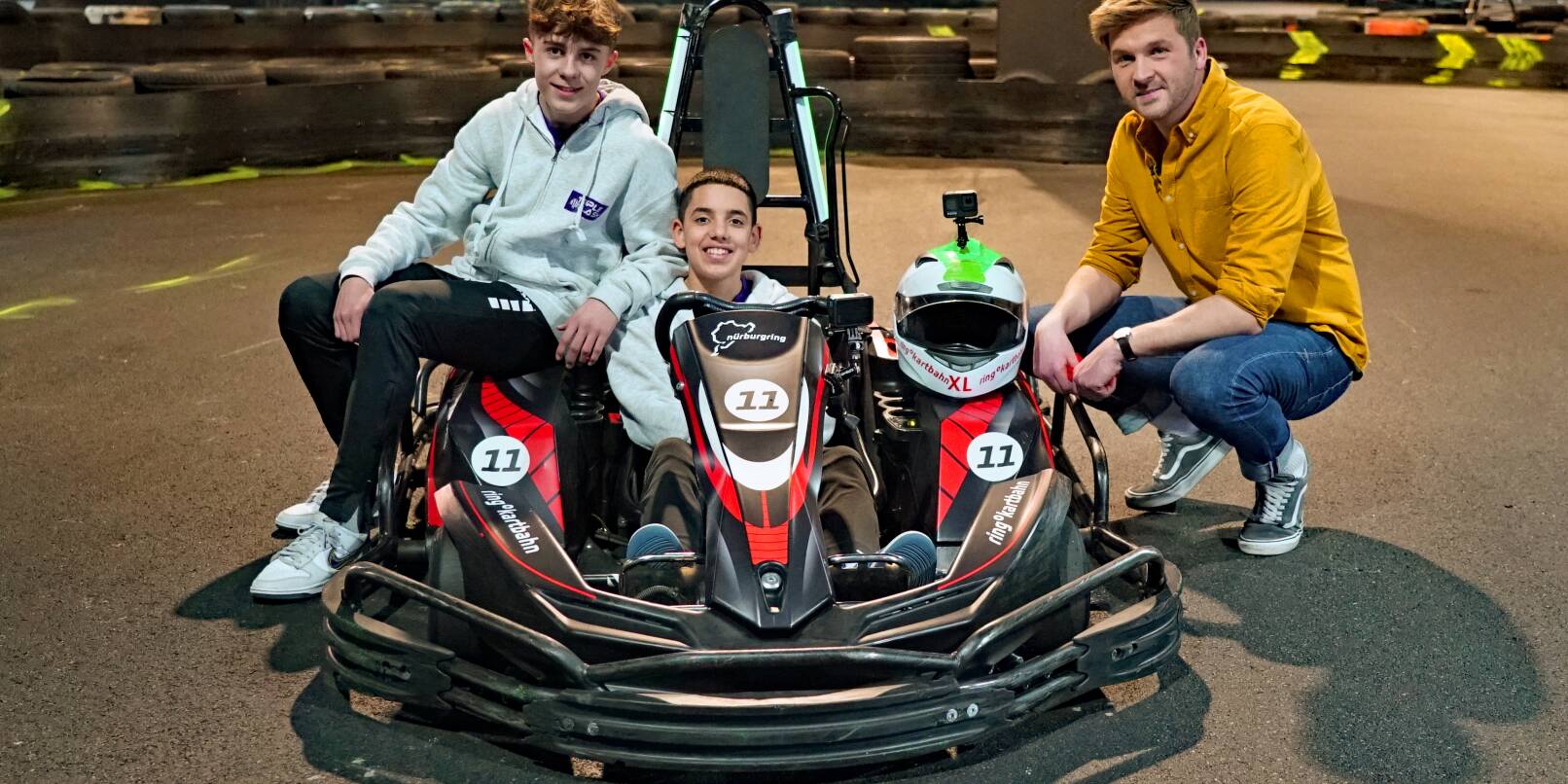 Alessio und Luis posieren mit Moderator Johannes Zenglein: Die beiden wetteifern mit Zenglein um den Sieg in der Fernsehsendung "Tigerenten Club Triple Clash" in Disziplinen rund um das Thema Formel 1. Alessio und Luis posieren mit Moderator Johannes Zenglein: Die beiden wetteifern mit Zenglein um den Sieg in der Fernsehsendung "Tigerenten Club Triple Clash" in Disziplinen rund um das Thema Formel 1.