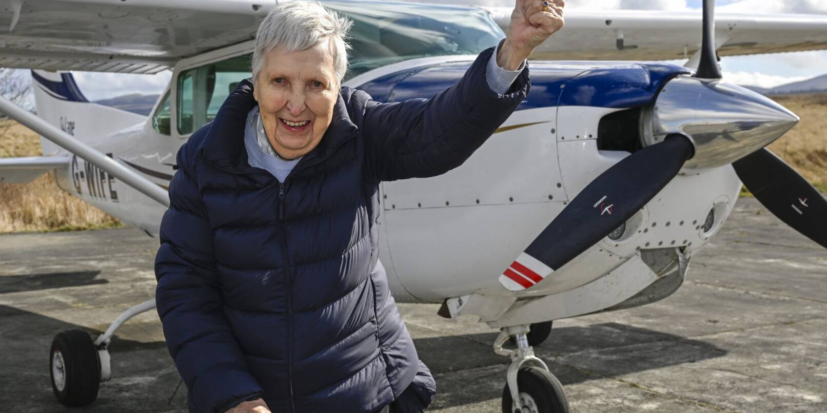 Wunsch erfüllt und Daumen hoch: Die 93-jährige Pflegeheimbewohnerin Buckland nach ihrem Flug.