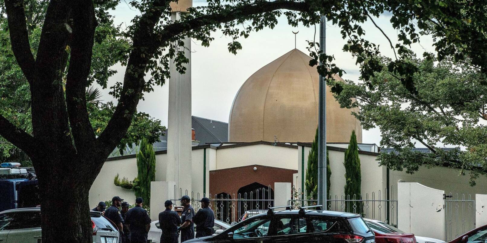 Polizisten stehen am Tag nach der Tat vor einer der beiden Moscheen in Christchurch, wo ein Rechtsextremer 51 Menschen erschoss und 50 weitere verletzte. Polizisten stehen am Tag nach der Tat vor einer der beiden Moscheen in Christchurch, wo ein Rechtsextremer 51 Menschen erschoss und 50 weitere verletzte.