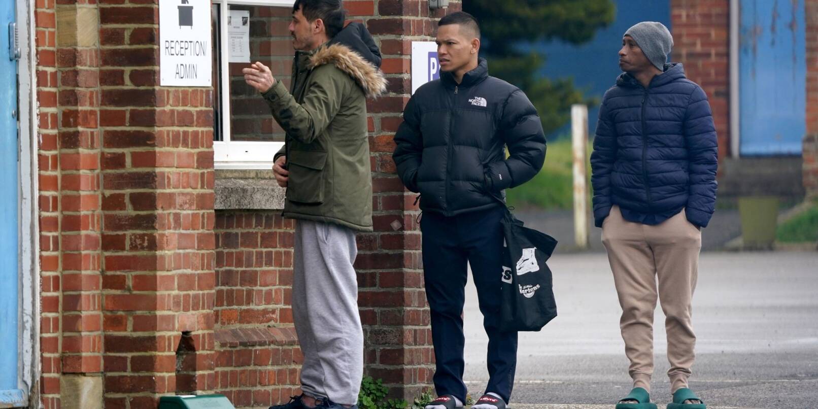 In den Napier Barracks in Folkestone untergebrachte Migranten. Großbritannien will Alternativen zur derzeitigen Unterbringung von Asylsuchenden finden und damit die Kosten deutlich senken.