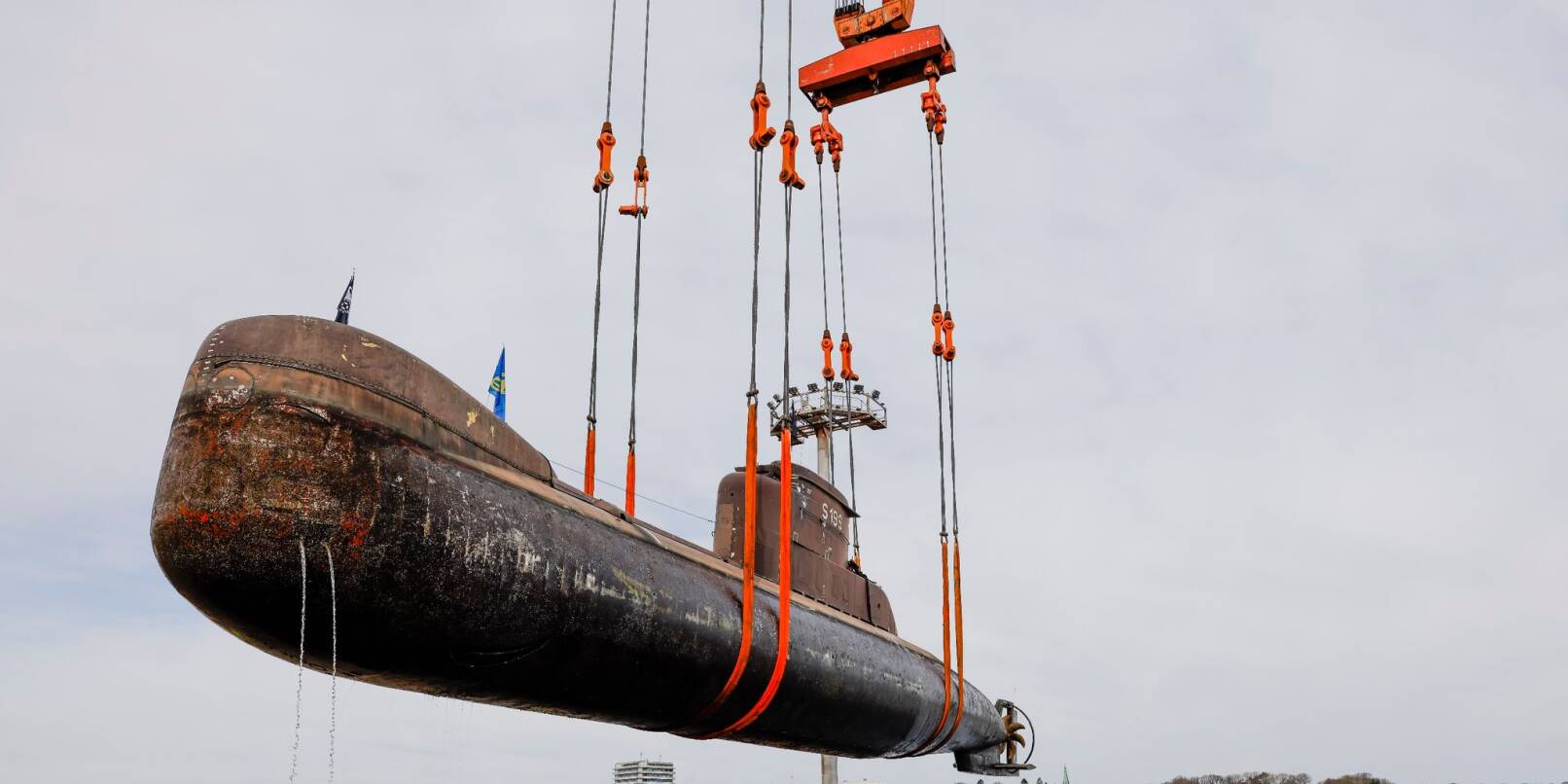 Das Unterseeboot U17 wird auf der Werft von Thyssen Krupp Marine Systems aus dem Wasser gehoben.