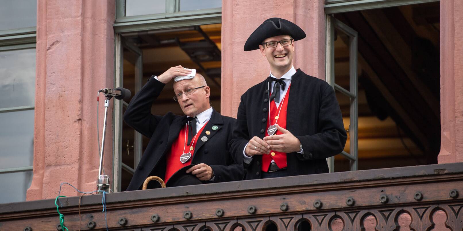 Der Vorsitzende des Heimat- und Kerwevereins "Alt Weinheim", Peter Gérard (links) und Oberbürgermeister Manuel Just bei der Eröffnung der Weinheimer Kerwe 2019.
