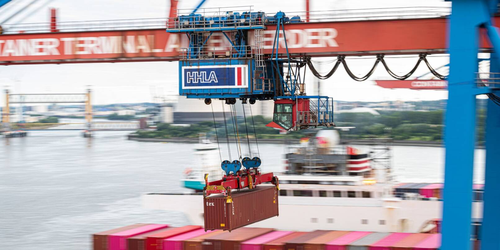Container im Hamburger Hafen: Die Stimmung in der deutschen Wirtschaft hat sich erstmals seit einem halben Jahr verbessert.
