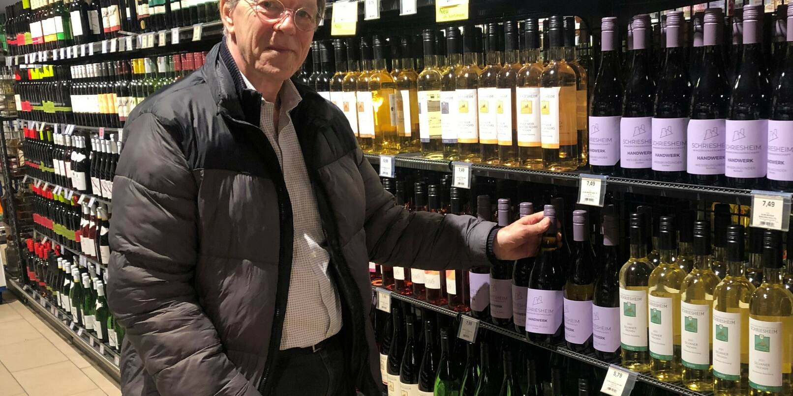 Siegfried Weber weiß, worauf es beim Weinkauf ankommt.  In der Weinabteilung bei Scheck-in in Weinheim fand er genügend Inspiration.