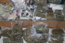 Polizei beschlagnahmt Drogen, Handys und Bargeld
