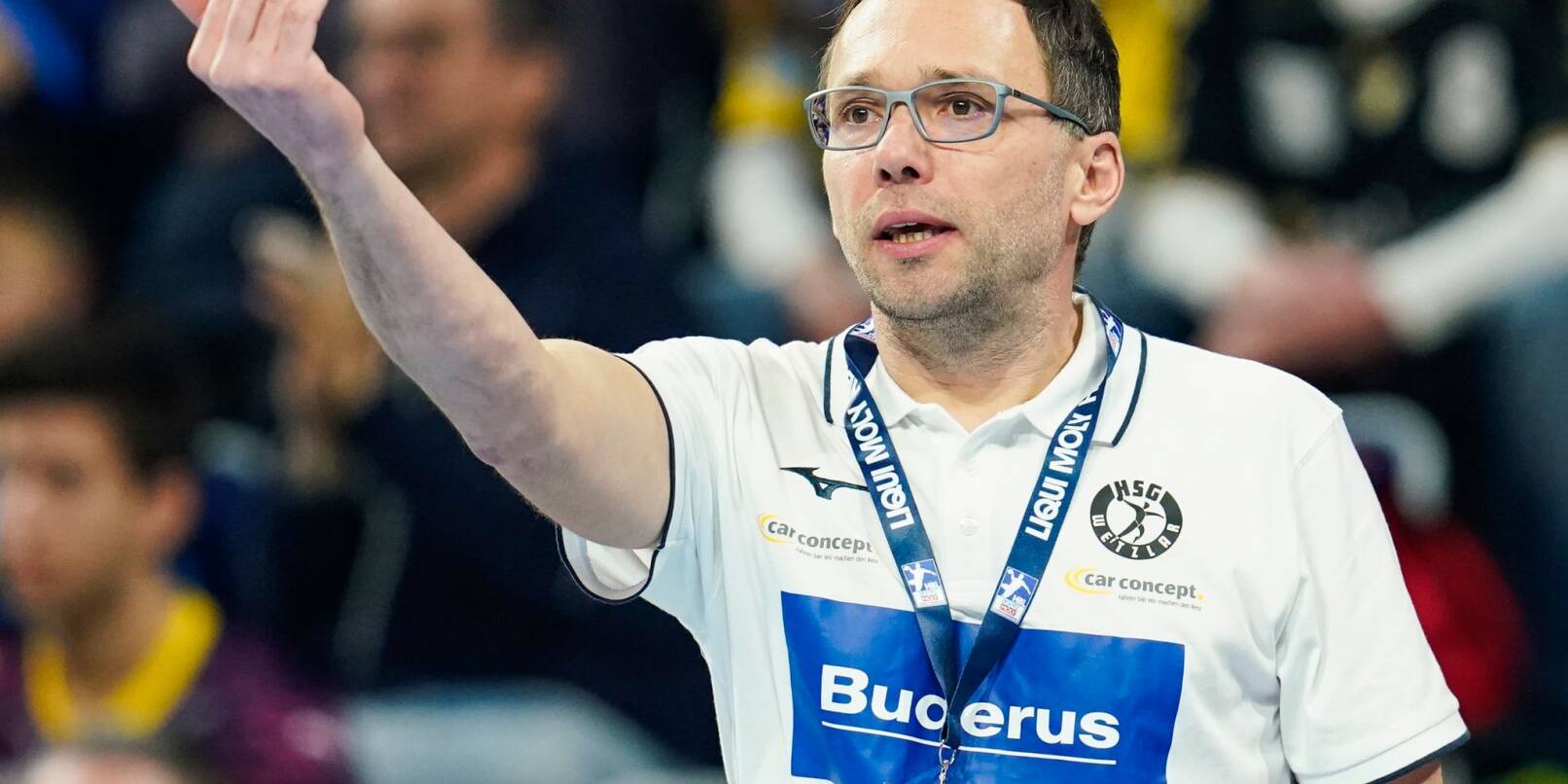 Wetzlars mittlerweile entlassener Trainer Hrvoje Horvat gestikuliert.