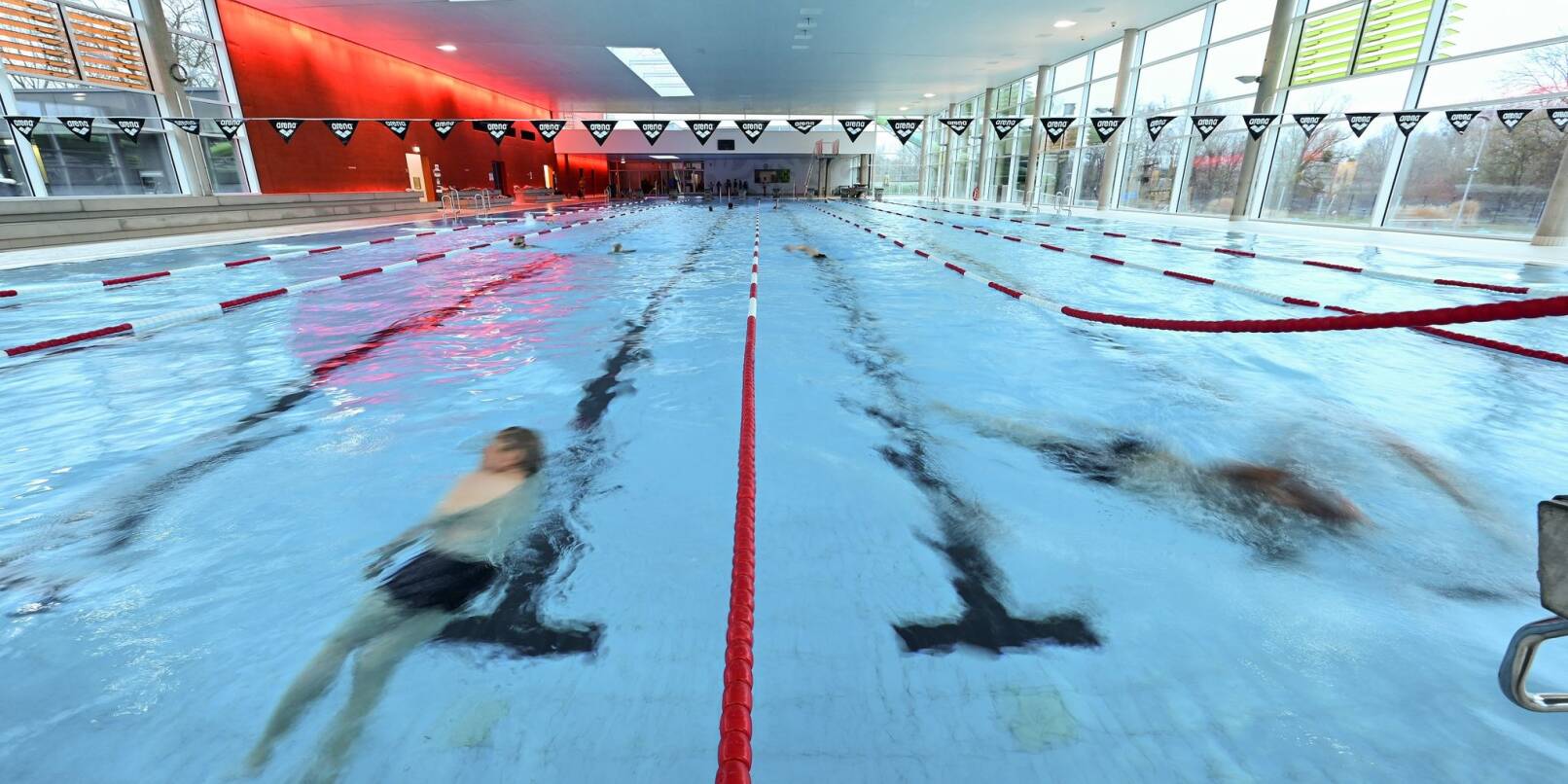 Schwimmgäste in Kassel ziehen in einem 50-Meter-Becken ihre Bahn.