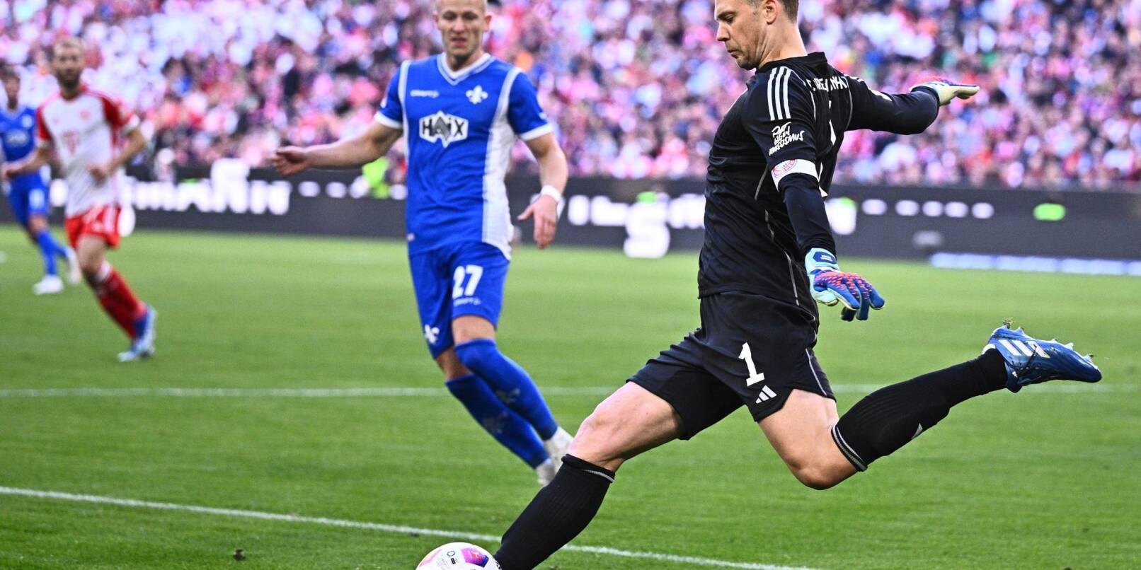 Torwart Manuel Neuer vom FC Bayern München spielt den Ball. Torwart Manuel Neuer vom FC Bayern München spielt den Ball.