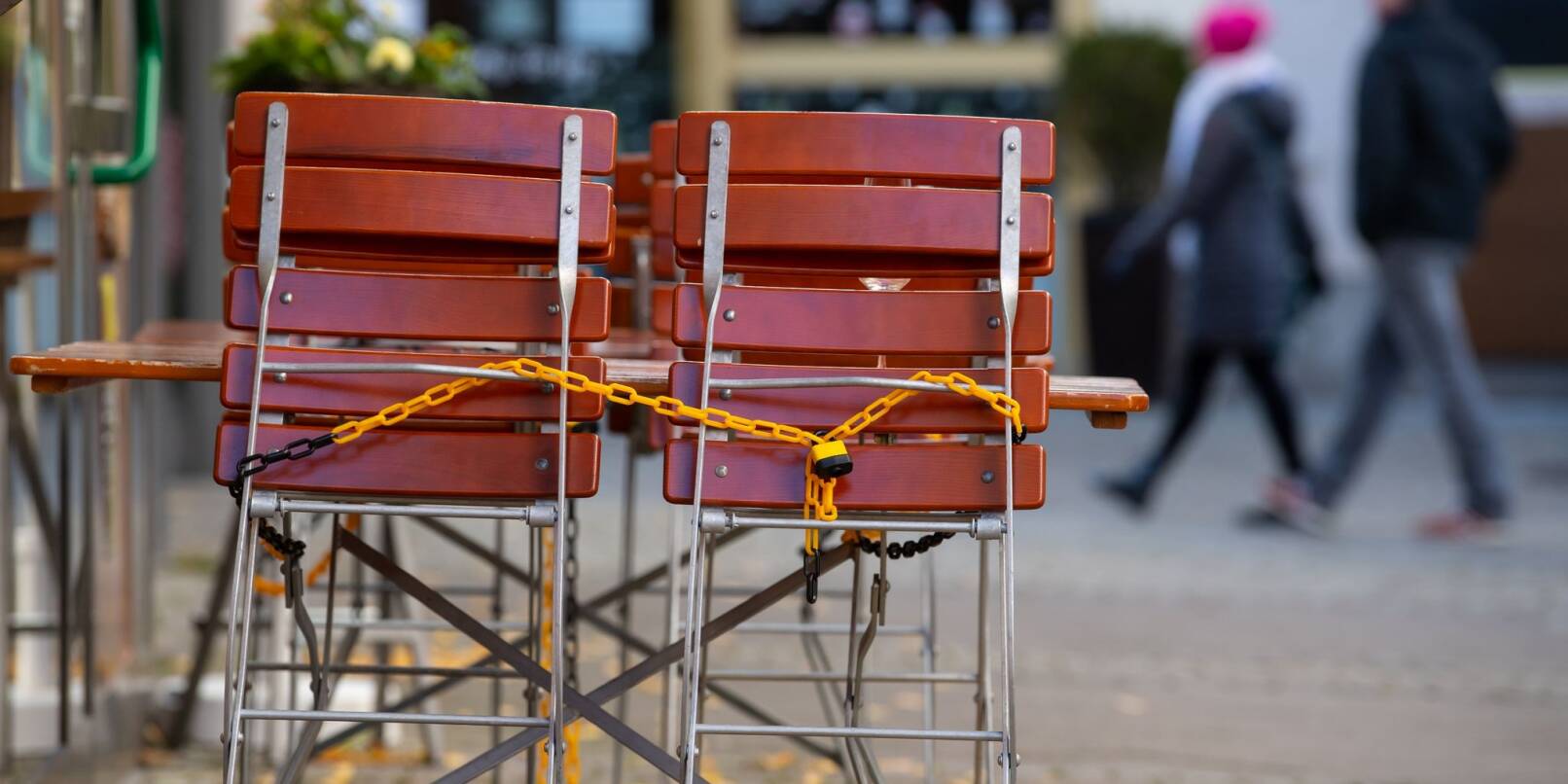 Tische und Stühle stehen vor einem Restaurant in Bad Reichenhall. Mit dem bis zu 200 Milliarden Euro schweren «Doppelwumms» will die Bundesregierung bis 2024 Preisbremsen für Gas und Strom sowie Unternehmenshilfen finanzieren.