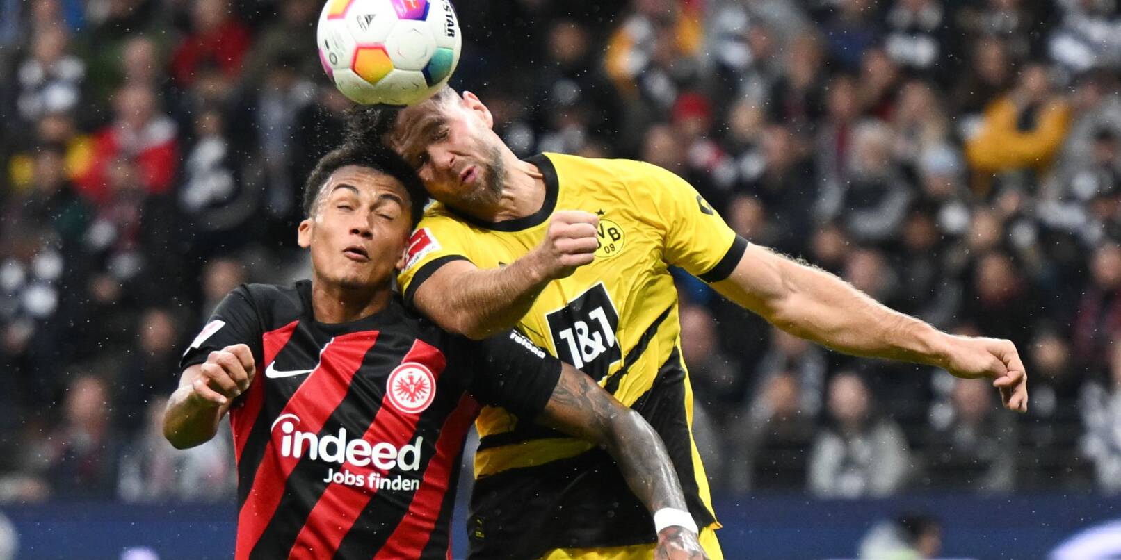 Frankfurts Tuta (l) und Dortmunds Niclas Füllkrug kämpfen um den Ball.