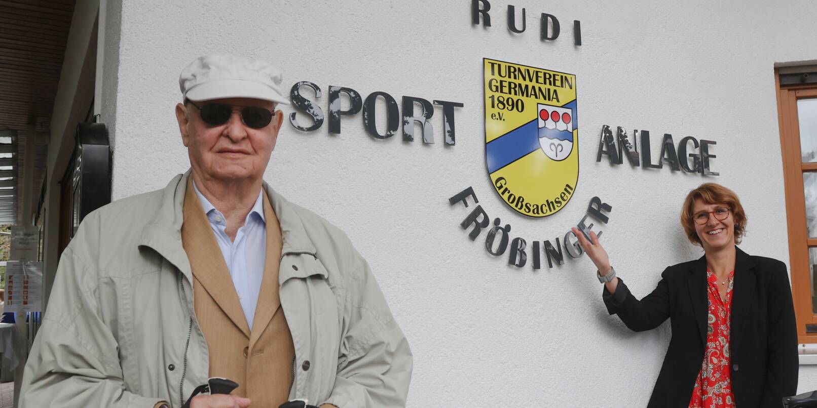 Ein bewegender Moment: Zu Ehren des Ehrenvorsitzenden erhielt die TVG-Tennisanlage am 27. August 2021 den Namen Rudi-Frößinger-Sportanlage. Am Sonntag ist er im Alter von 94 Jahren gestorben. Rechts steht die Vorsitzende Rebekka Ulrich.
