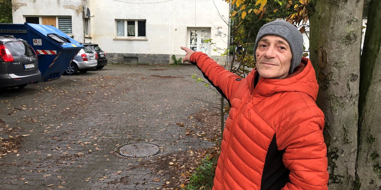 Andreas Heinzelbecker (51) ist verzweifelt. Die Notunterkunft ist seit drei Jahren für ihn und seine Partnerin Ivonne Moog nicht mehr als ein Dach über dem Kopf. Andreas Heinzelbecker (51) ist verzweifelt. Die Notunterkunft ist seit drei Jahren für ihn und seine Partnerin Ivonne Moog nicht mehr als ein Dach über dem Kopf.