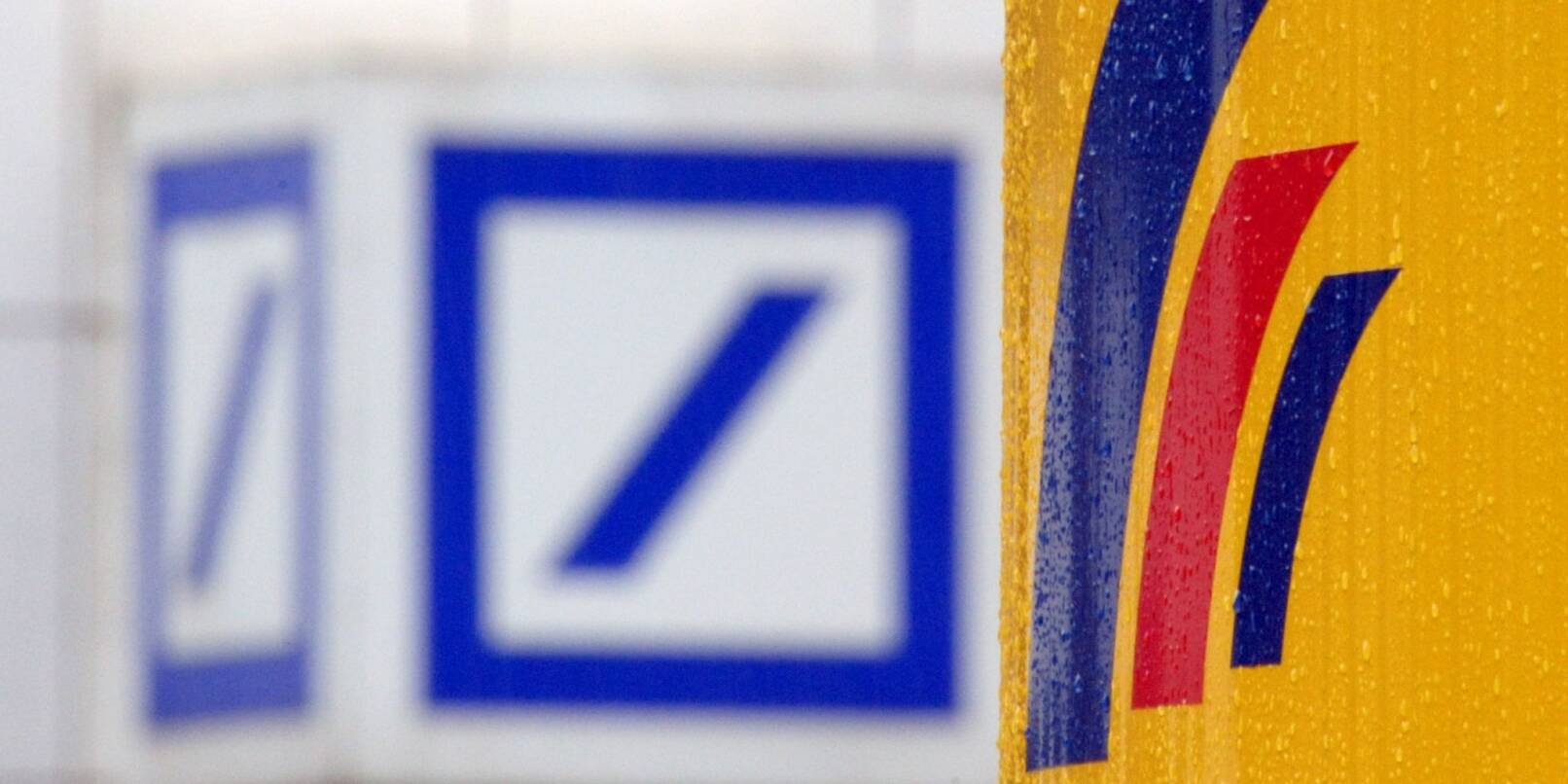 Das Logo einer Filiale der Deutschen Bank (l) und das Logo der Postbank-Zentrale.