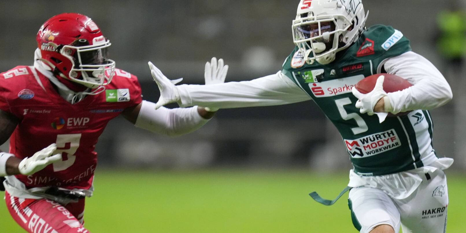 Divine Buckrham von den Potsdam Royals (l) versucht, Schwäbisch Halls Tyler Rutenbeck den Ball abzunehmen. Divine Buckrham von den Potsdam Royals (l) versucht, Schwäbisch Halls Tyler Rutenbeck den Ball abzunehmen.